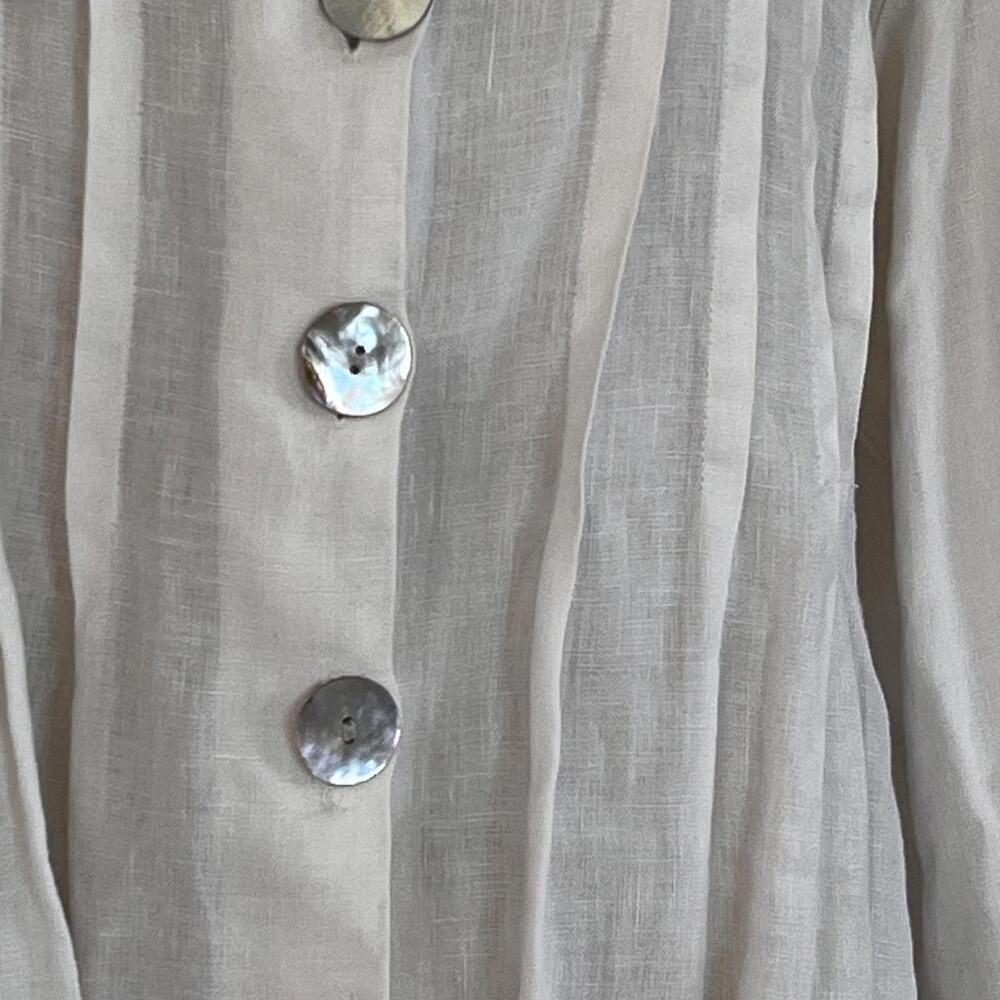 two wishes women’s linen blouse short cut with large opalescent buttons - Picture 3 of 9